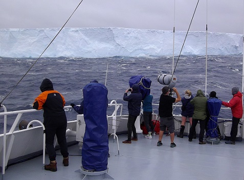 (c)_i.wilson,_heritage_expeditions_-_iceberg_from_monkey_deck